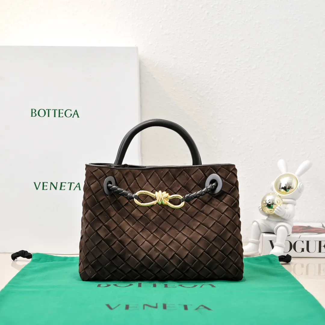 The 2024 new Andiamo batch 1920 BV has been shipped‼ ️Really popular🔥The new Andiamo woven handbag launched by Bottega Veneta this season is really popular all over the world! ! Celebrities at home and abroad have worn it, and Oscar-winning actress Michelle Yeoh has taken it out on the street. Song Jia, Trai Yara, Yu Feihong, Sanji Ayaka, Rosie Hunting-Whiteley, Yoshioka Riho, etc. have all picked up this bag. It is classic and versatile, showing off its temperament, and the bag capacity is also large, which is very convenient for daily commuting! ! A variety of carrying methods, the shoulder straps can be adjusted by yourself, the original lambskin feels soft and delicate, and the neutral style is created to break gender boundaries and bring a more practical and longer-lasting use experience. Andiamo, which has both elegant and casual styles, perfectly interprets the true appearance of "fashionable old money style". Style number: 7463 (suede) Size: 25*22*10.5cm